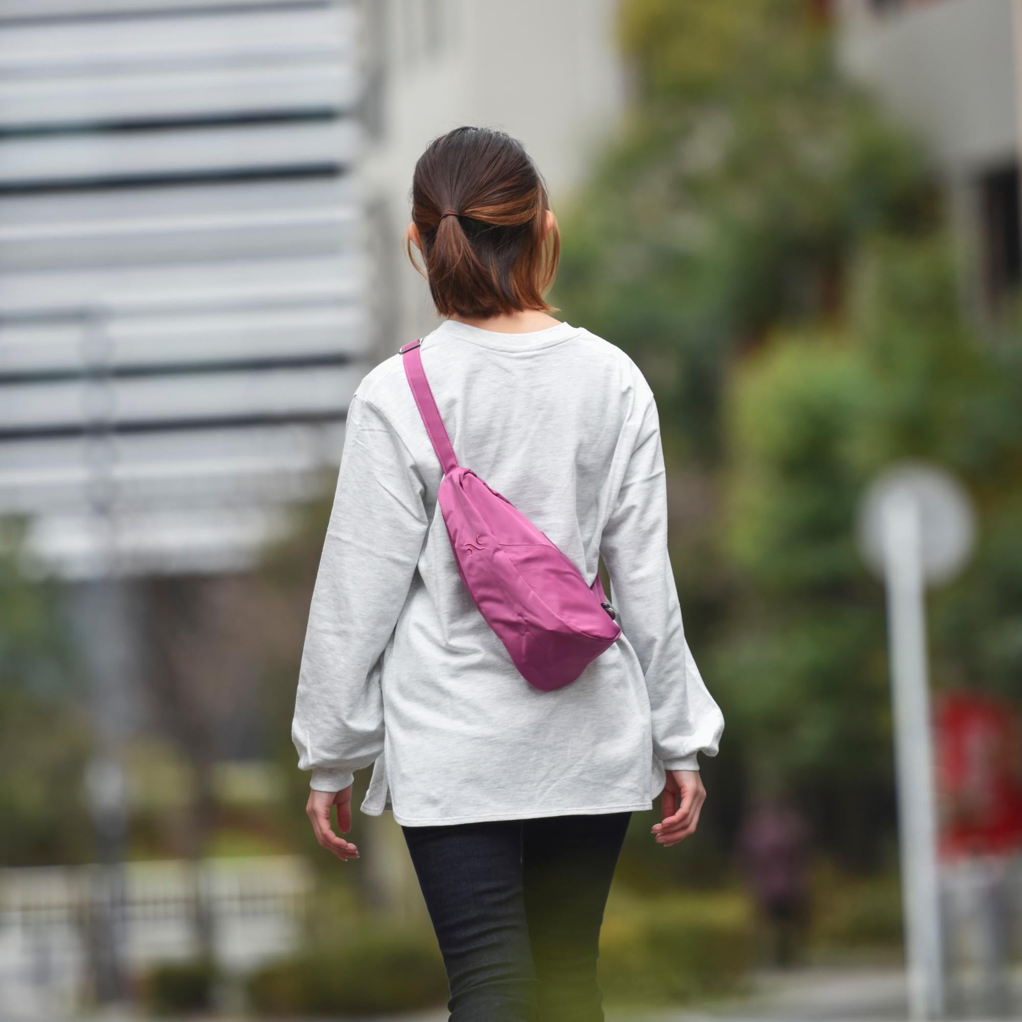 ノミィ・スリング byヘルシーバックバッグ（3.5L）｜心地よくフィットする‟しずく型”バッグ